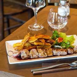 Comptoir de la Bascule - Restaurant et bouchon proposant une cuisine régionale et authentique lyonnaise à Pusignan à l’est de Lyon (69). Espace bar et terrasse, large choix de vins et de bières.